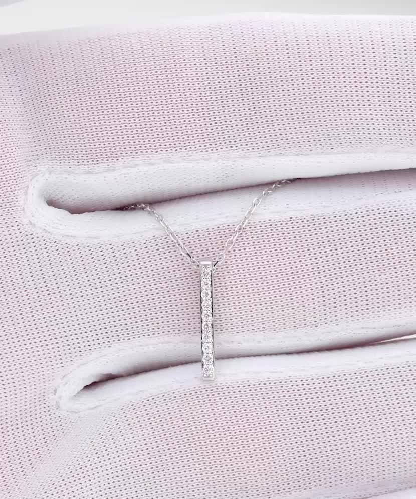 Valgest kullast kaelakee teemant-ripatsiga