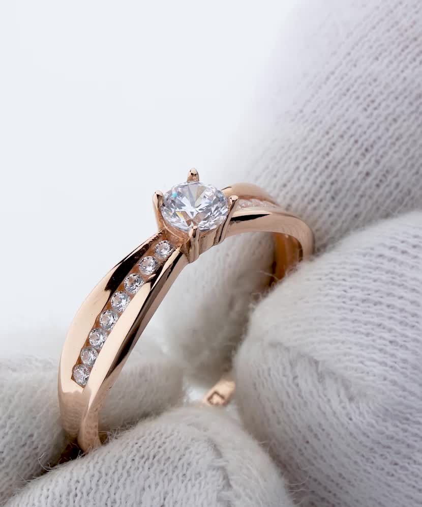 Золотое кольцо с цирконами