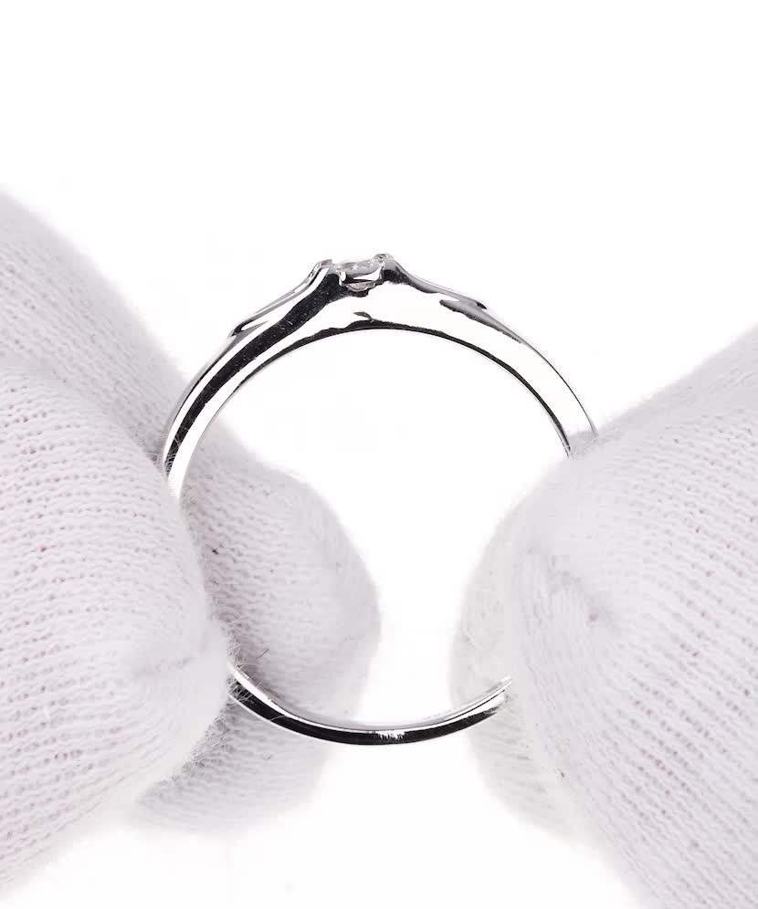 Valgest kullast sõrmus briljantidega