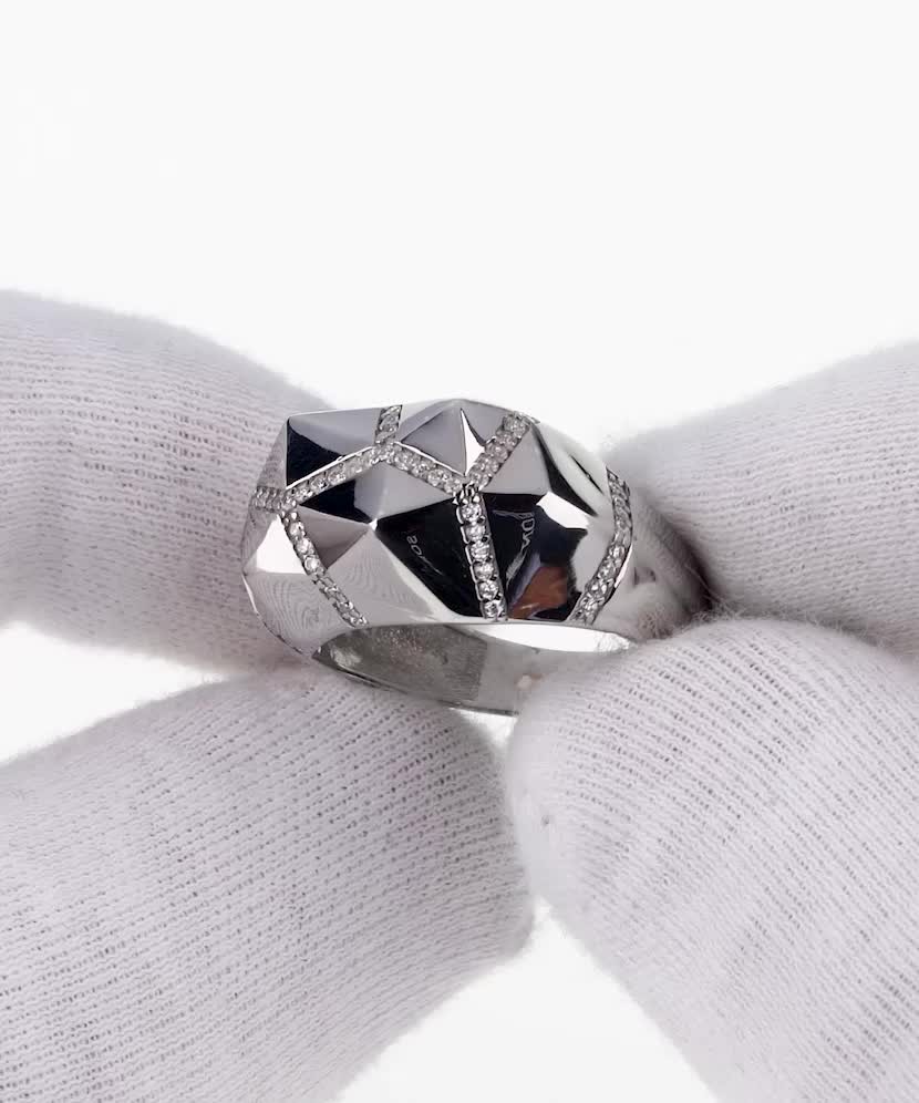 Серебряное кольцо с цирконами