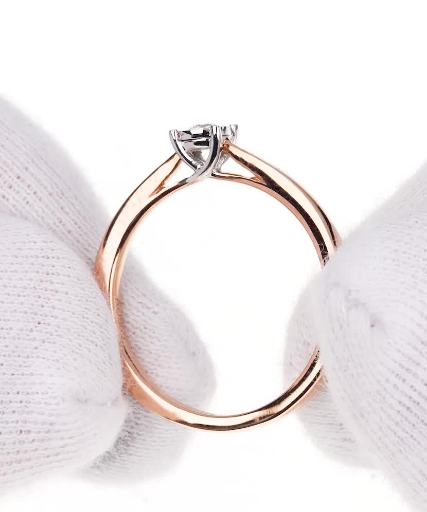 Золотое кольцо с бриллиантом