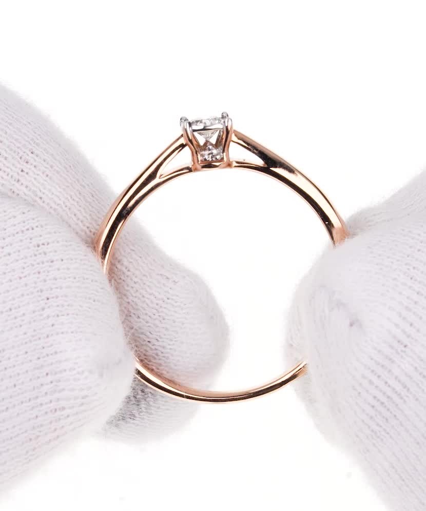 Золотое кольцо с бриллиантом