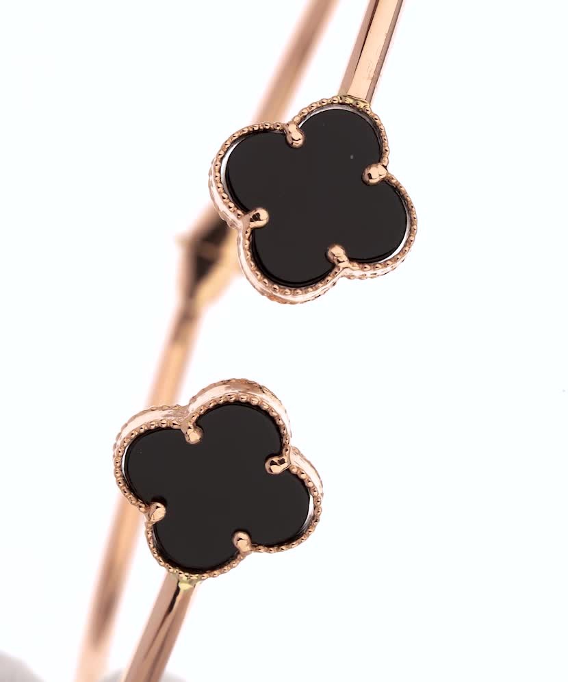 Жёсткий золотой браслет и ониксом