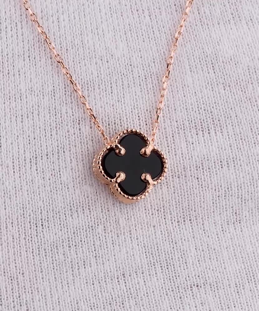 Золотая цепочка с подвеской из оникса