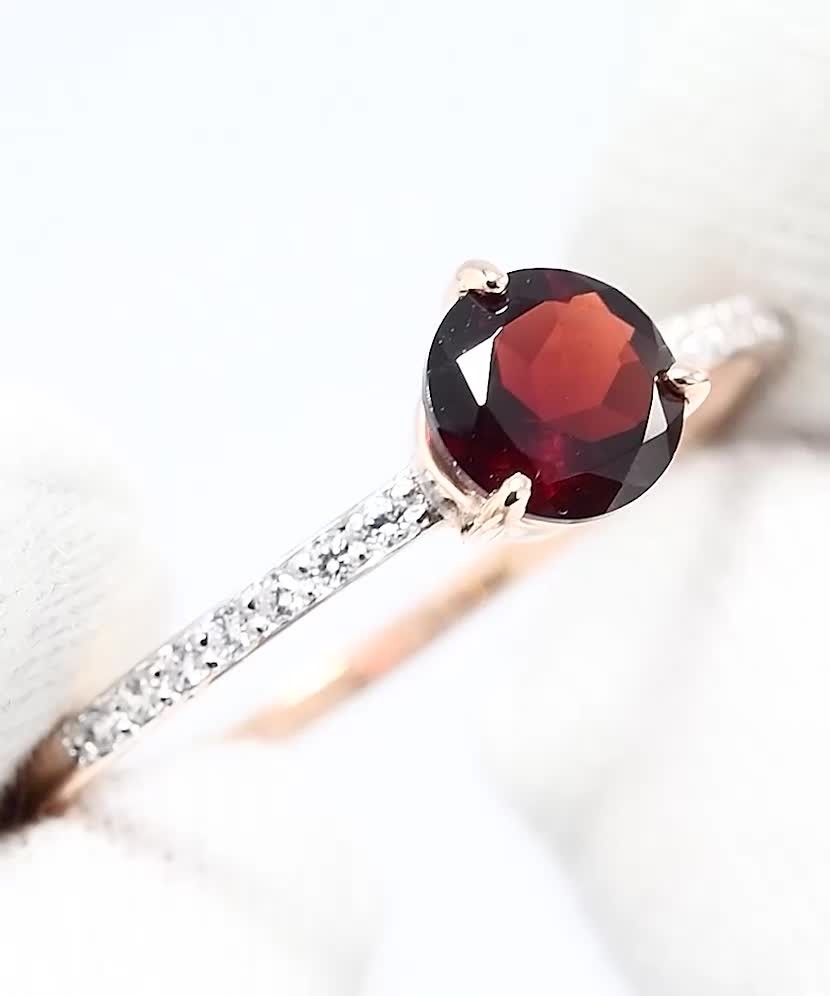 Auksinis žiedas su granatu ir cirkoniais