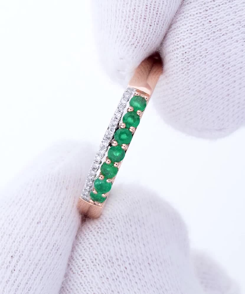 Золотое кольцо изумрудами и бриллиантами