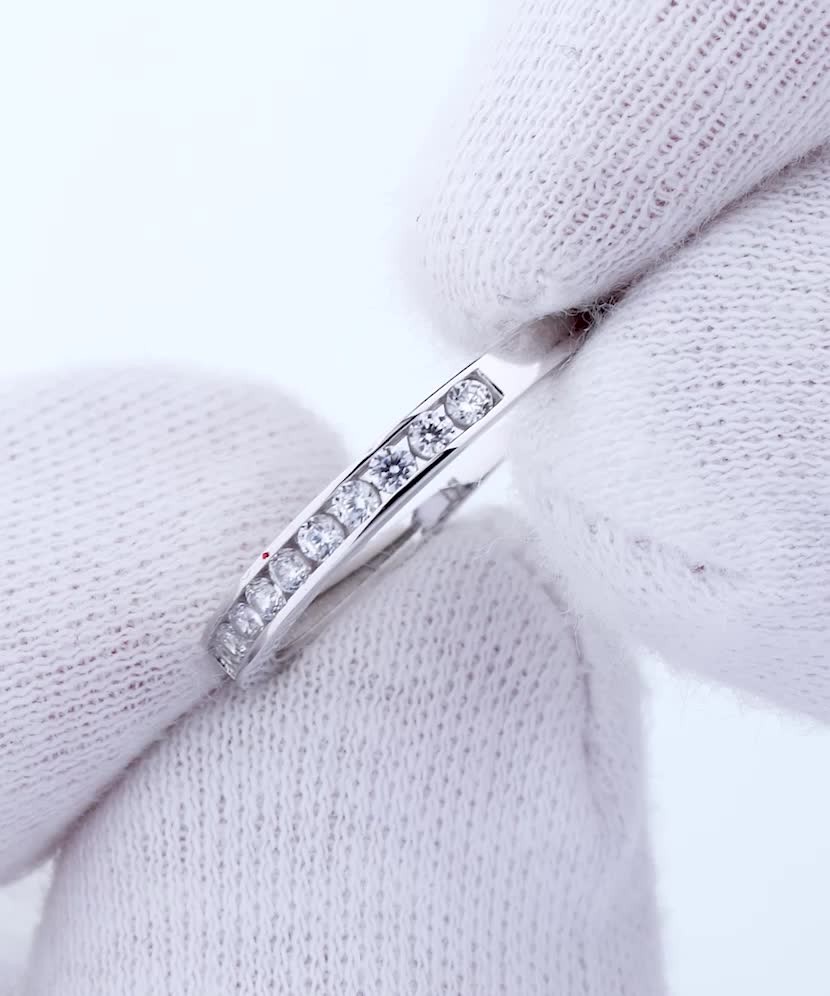 Кольцо из белого золота с цирконами