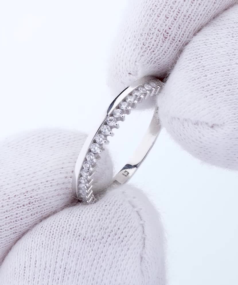 Valgest kullast sõrmus tsirkoonidega