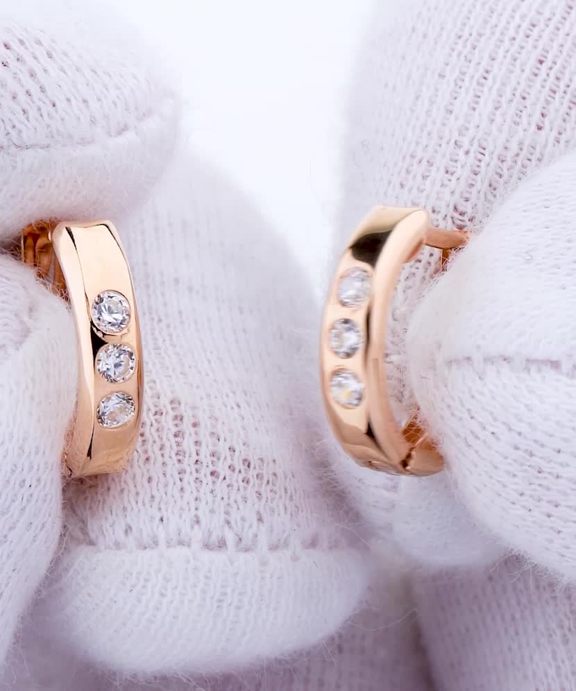 Золотые серьги кольца с цирконами