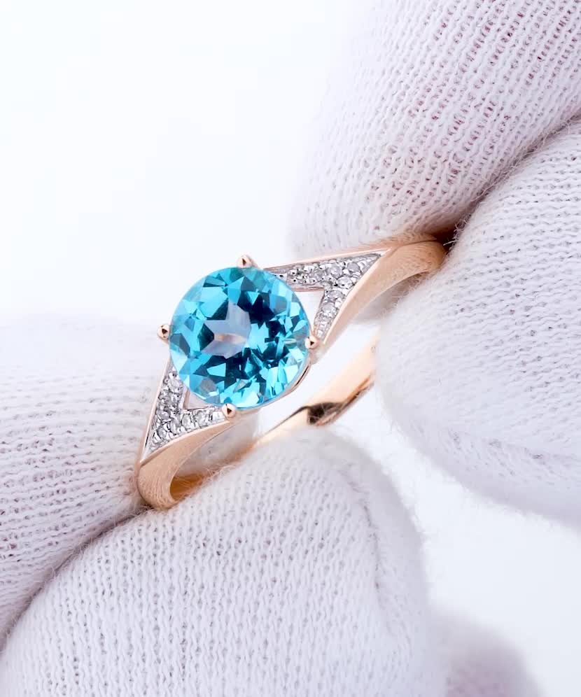 Kuldsõrmus teemantidega ja topaasiga