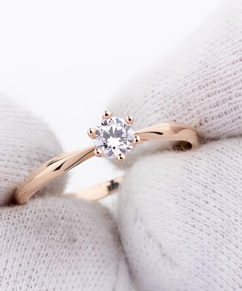 Золотое кольцо с цирконом