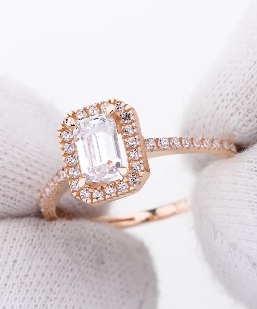 Золотое кольцо с цирконами