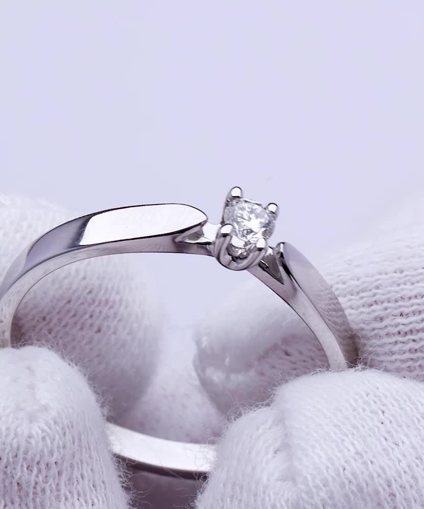 Kultasormus timantilla