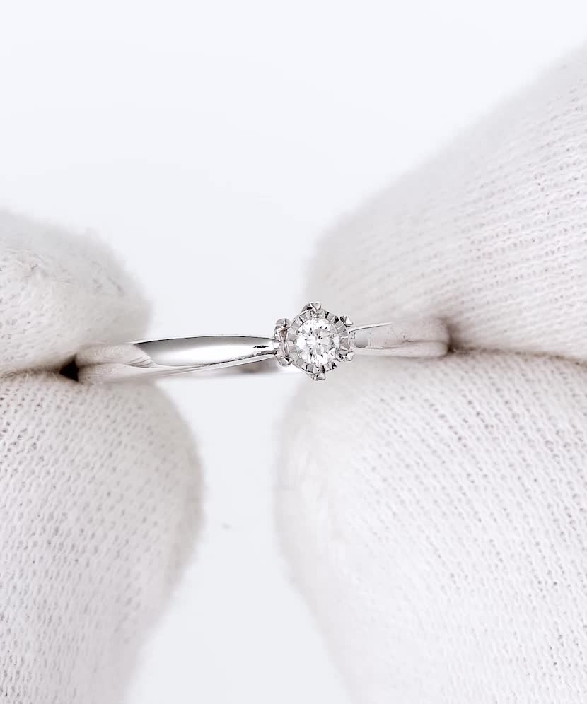 Кольцо из белого золота с бриллиантом