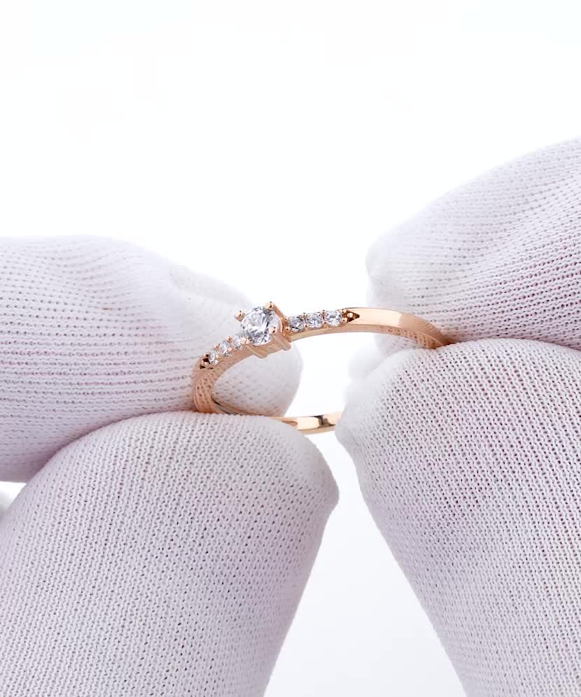 Kuldsõrmus tsirkoonidega