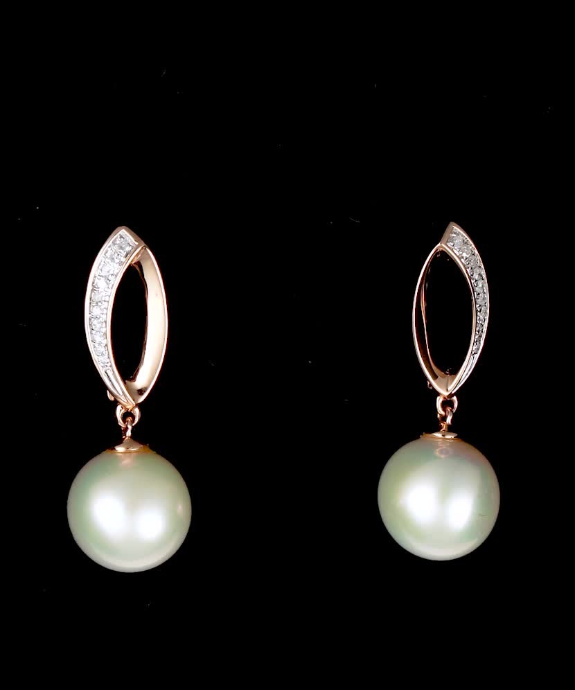 Kuldkõrvarõngad teemantidega ja pärlitega