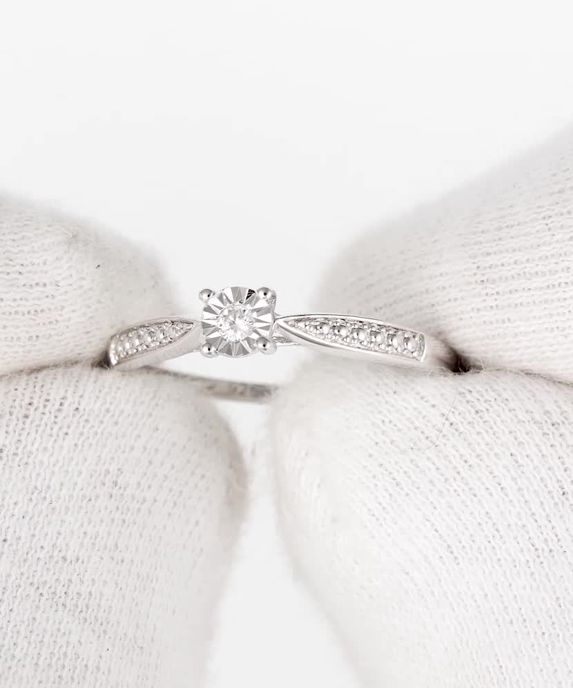 Серебряное кольцо с алмазом